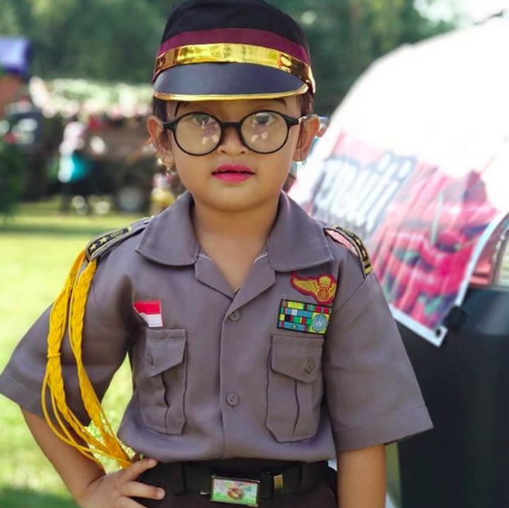 <p>Polwan cilik sudah siap bertugas nih! Apa perintahnya, Komandan? Hi-hi-hi. (Foto: Instagram/ @didik_harsono)</p>