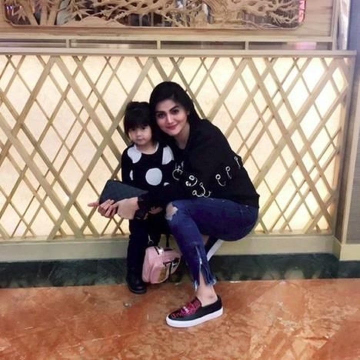 <p>Hilda Vitria berpose bareng keponakan. Tantenya ganteng, keponakannya nggemesin. Klop banget deh, he-he-he. (Foto: Instagram @hvkhildavitriakhan)</p>