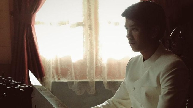 Kenapa Film Bumi Manusia Harus Saya? Pertalian Hanung Bramantyo dengan novel Bumi Manusia melewati jalan yang berliku hingga akhirnya mahakarya Pramoedya Ananta Toer itu kini hadir di layar kaca.