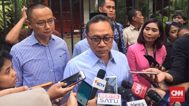 Ketua Umum PAN Zulkifli Hasan membenarkan kabar terkait bergabungnya Mantan Panglima TNI Gatot Nurmantyo ke Tim Pemenangan Prabowo-Sandi.
