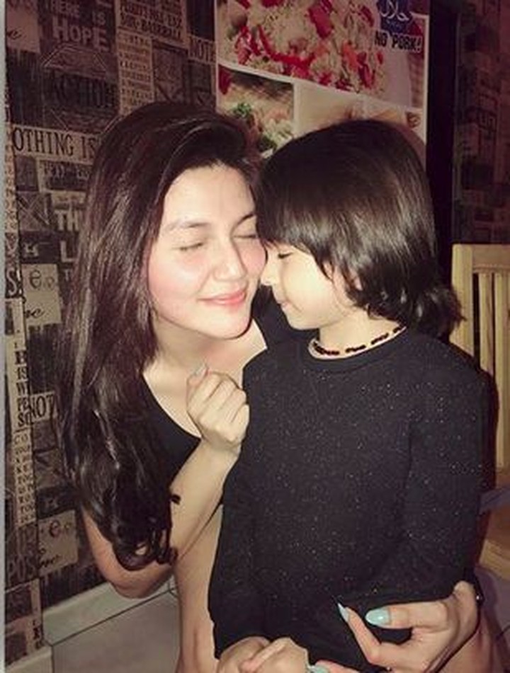 Keibuan Banget! Foto Hilda Vitria Bersama Anak-anak