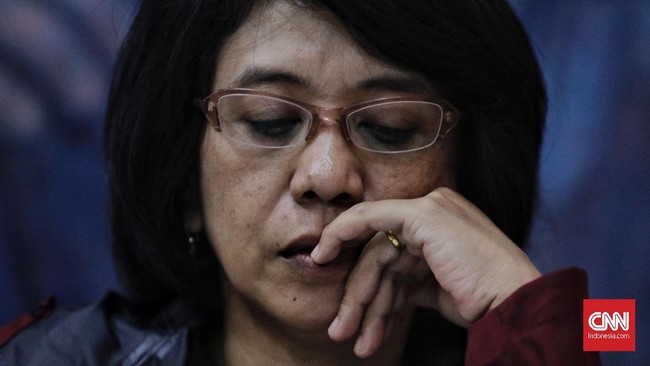 Istri mendiang Munir, Suciwati, merasa tak tenang karena pemerintah tak kunjung juga mengumumkan hasil tim pencari fakta (TPF) atas pembunuhan suaminya.