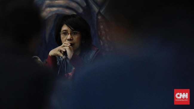 Istri mendiang Munir, Suciwati, memprotes pemakaman mantan wali kota Batu, Eddy Rumpoko, di Taman Makam Pahlawan Suropati.