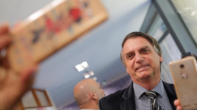 Akun media sosial palsu yang dukung capres Brasil yang sempat ditikam, Jair Bolsonaro, ditutup oleh Facebook.