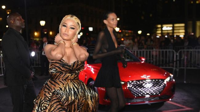 Nicki Minaj akhirnya buka suara soal perkelahiannya dengan Cardi B. Melalui siarannya, Minaj menyindir Cardi dan menyebut wanita itu butuh bantuan.