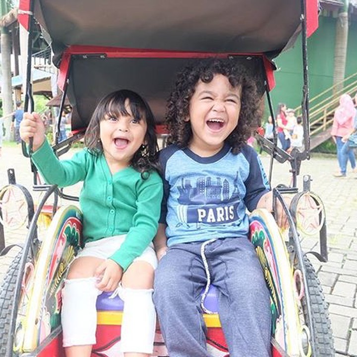 <p>Tawa ceria Juna ketika naik becak bareng saudaranya. (Foto: Instagram/ @kartikaputriworld)  </p>