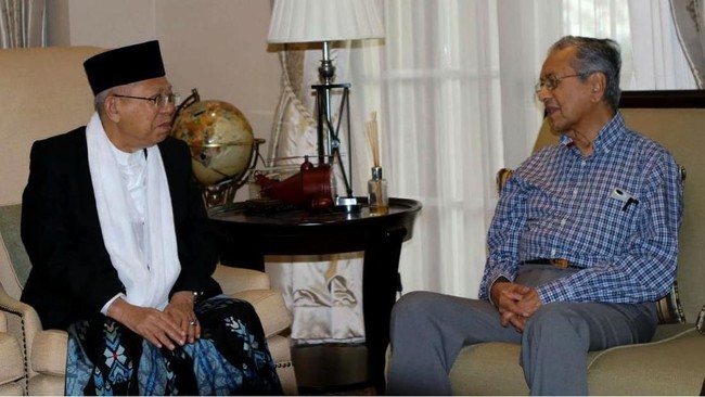 Bakal calon wakil presiden (cawapres) KH Ma'ruf Amin menemui PM Malaysia Mahathir Mohamad di Malaysia untuk membahas isu politik, ekonomi, dan sosial. 