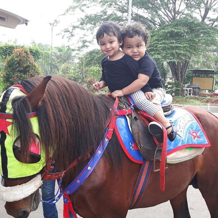 <p>Aih, happy banget nih yang sedang naik kuda. Ekspresimu itu lho, Juna, bikin gemas! (Foto: Instagram/ @kartikaputriworld)  </p>
