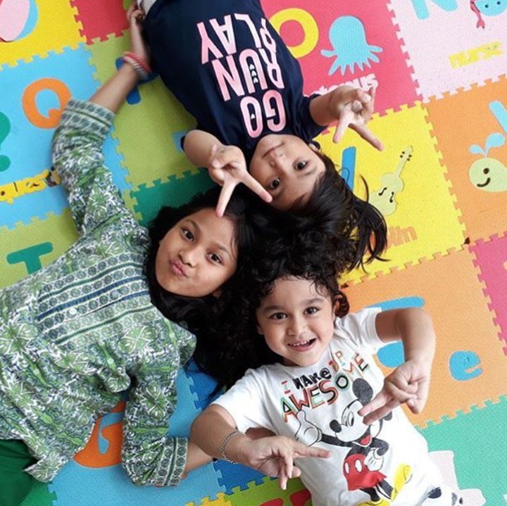 <p>Seperti anak-anak lain, Juna bahagia banget saat main bareng teman dan saudaranya. (Foto: Instagram/ @kartikaputriworld)  </p>