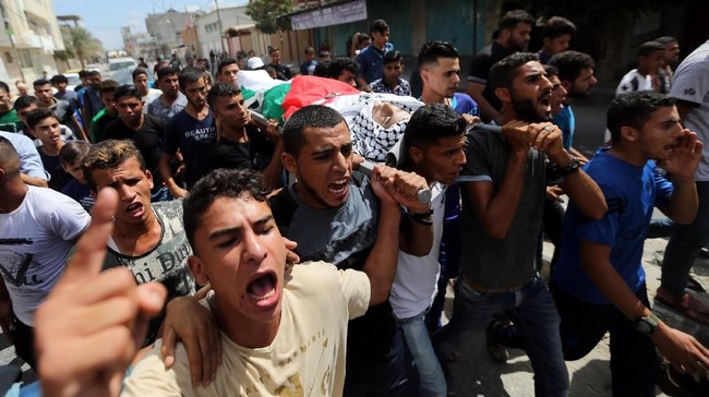 Seorang warga Palestina kembali tewas dan puluhan lainnya terluka ketika pasukan Israel melepaskan tembakan di tengah aksi protes di Gaza pada Jumat (21/9).