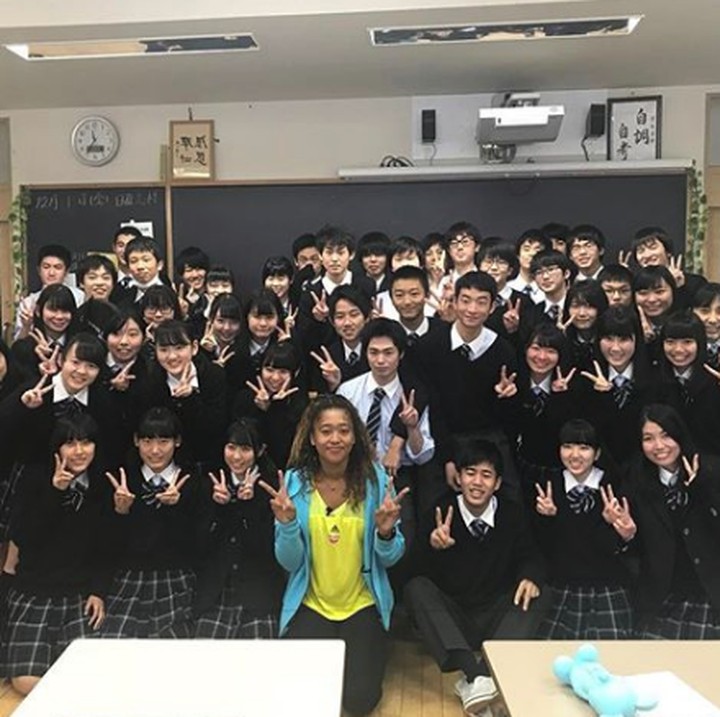 <p>Berfoto dengan penggemarnya di Jepang. Cheese! (Foto: Instagram @naomiosakatennis)</p>