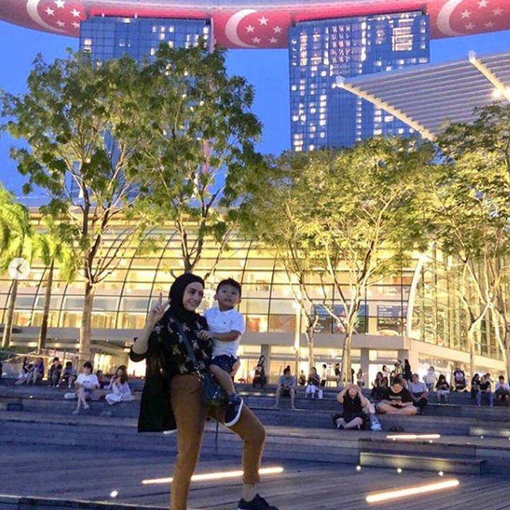 Shinta Bachir selalu meluangkan waktu untuk jalan-jalan bersama Arkan. Mau pergi ke mana Bunda Shinta dan Arkan? Foto: Instagram @shintabachir86_real)