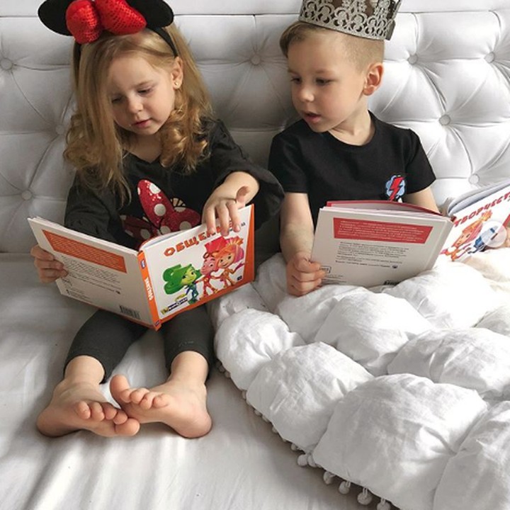 <p>Walau si gadis cilik jadi Minnie Mouse dan si jagoan cilik jadi raja, mereka tetap cute kok. (Foto: Instagram @yana_marsh)</p>