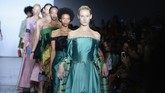 FOTO: Pesona Budaya Indonesia dalam Fesyen di New York Tiga desainer Indonesia yang tergabung dalam Indonesian Diversity tampil di New York Fashion Week dengan mengunggulkan budaya Indonesia.