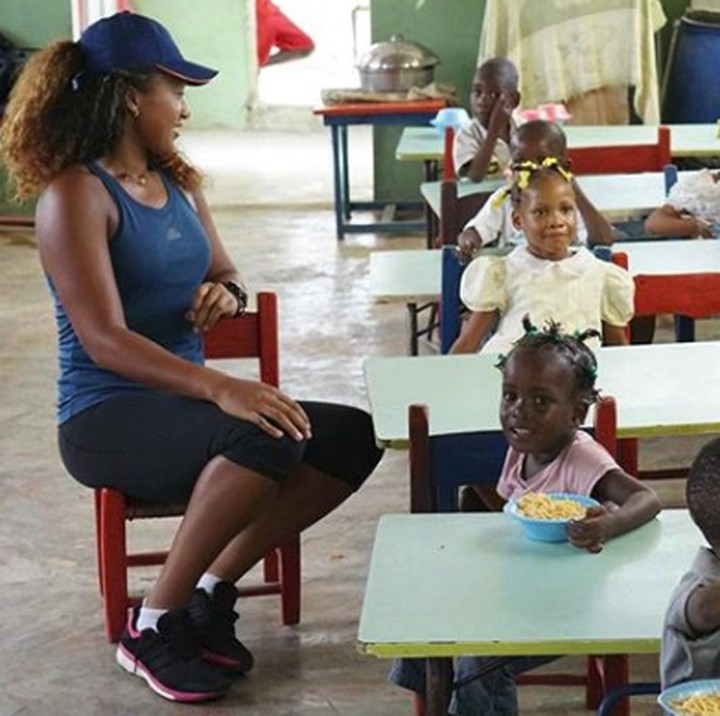 <p>Naomi pinter banget mengambil hati anak-anak ya, Bun. (Foto: Instagram @naomiosakatennis)</p>