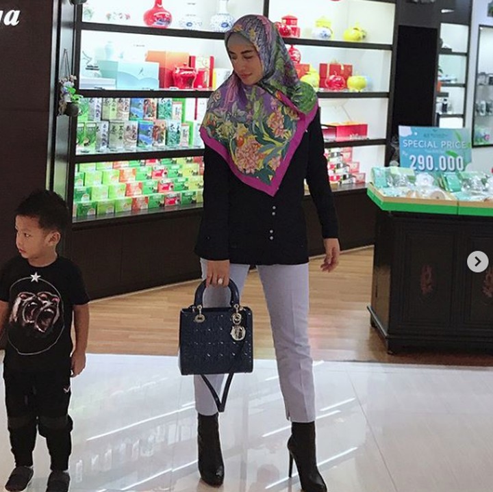 Kompak nih warna outfitnya dengan bunda Shinta Bachir. (Foto: Instagram @shintabachir86_real)