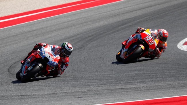 Hubungan Marc Marquez dan Jorge Lorenzo di MotoGP 2018 hingga kini terlihat harmonis. Namun, situasi bisa berubah 180 derajat di kubu Repsol Honda musim depan.
