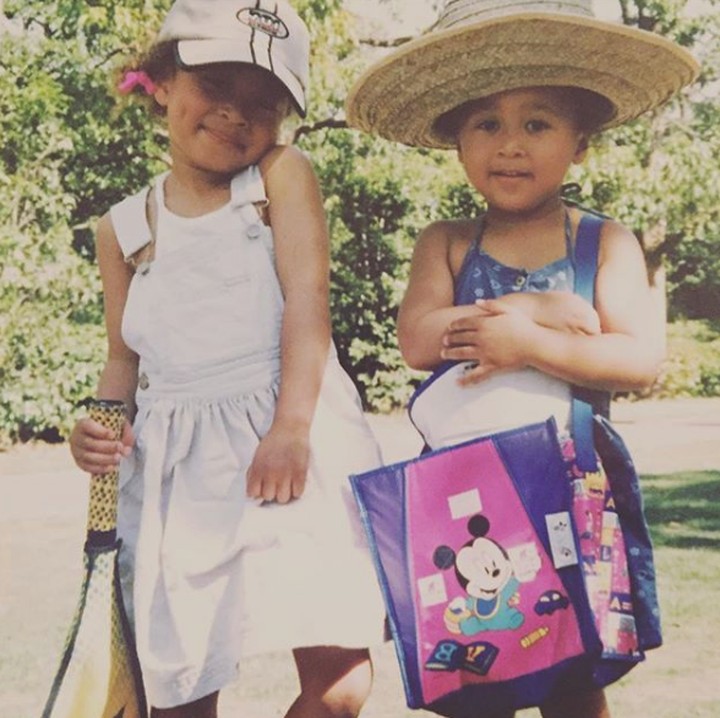 <p>Berpose dengan kakak saat mau latihan tenis. (Foto: Instagram @naomiosakatennis)</p>