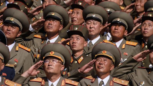 Perayaan Ulang Tahun ke-70 Korea Utara Korean People's Army (KPA) soldiers salute as they watch a mass rally on Kim Il Sung square in Pyongyang on September 9, 2018.
North Korea held a military parade to mark its 70th birthday, but refrained from showing off the intercontinental ballistic missiles that have seen it hit with multiple international sanctions. / AFP PHOTO / Ed JONES