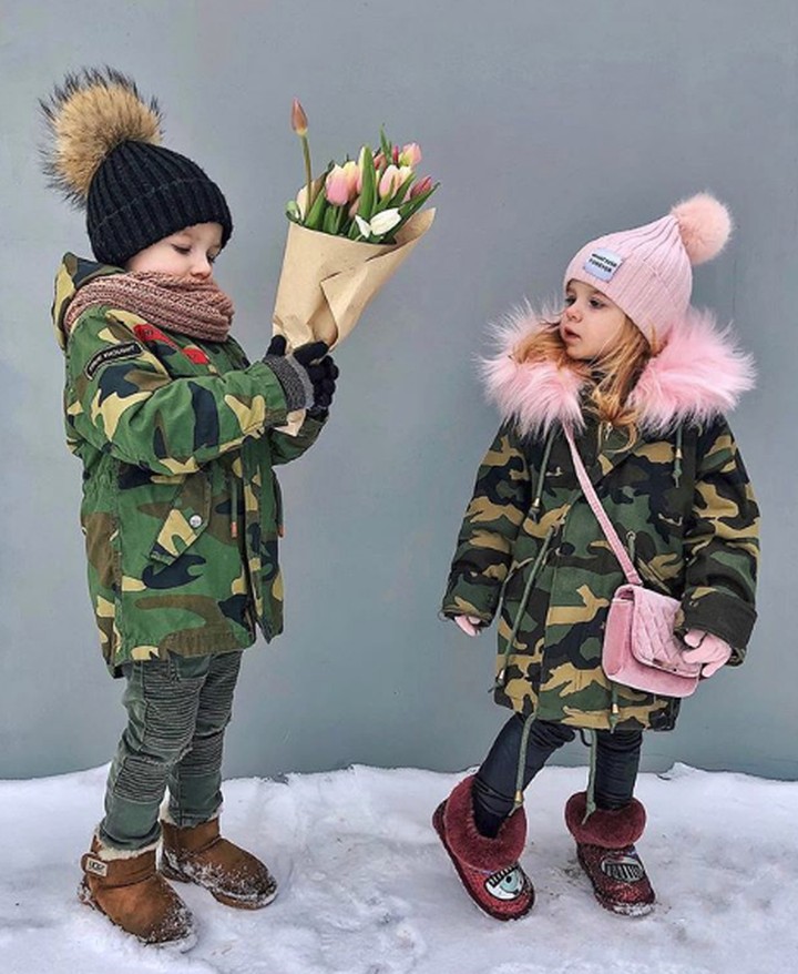 7 Gaya Stylish Kakak dan Adik yang Super Menggemaskan - Foto 5