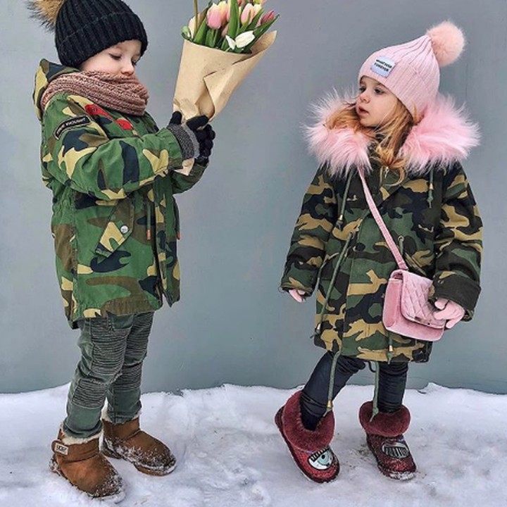 <p>Pakai jaket dengan corak seragam militer penampilan kakak-adik ini tambah kece. (Foto: Instagram @yana_marsh)</p>