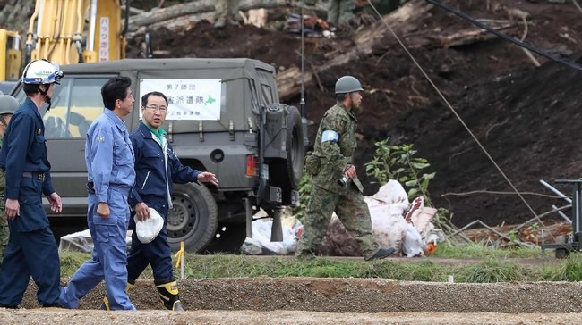 Perdana Menteri Jepang Shinzo Abe mengunjungi lokasi gempa Jepang di wilayah utara Hokkaido, Minggu (9/9). Saat ini korban gempa sudah bertambah jadi 37 orang.