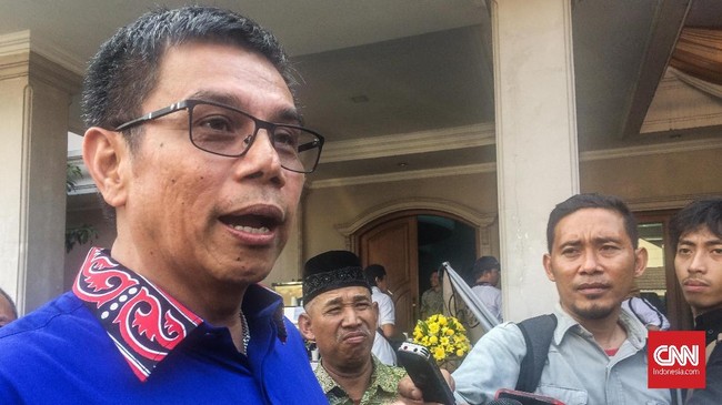 Meski Roy Suryo sudah dibebastugaskan dari jabatan Wakil Ketua Umum, Sekjen Demokrat Hinca memastikan Roy tetap berstatus sebagai kader SBY.