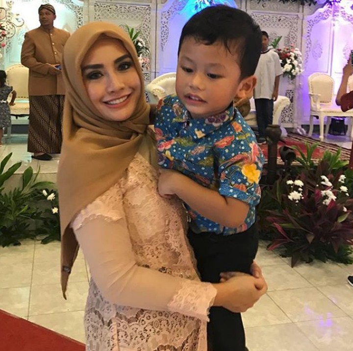 Sehat selalu ya bunda Shinta dan Arkan. (Foto: Instagram @shintabachir86_real)