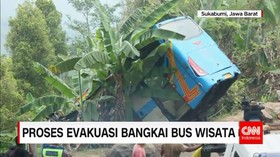 Polisi Melakukan Evakuasi Bangkai Bus Wisata di Sukabumi