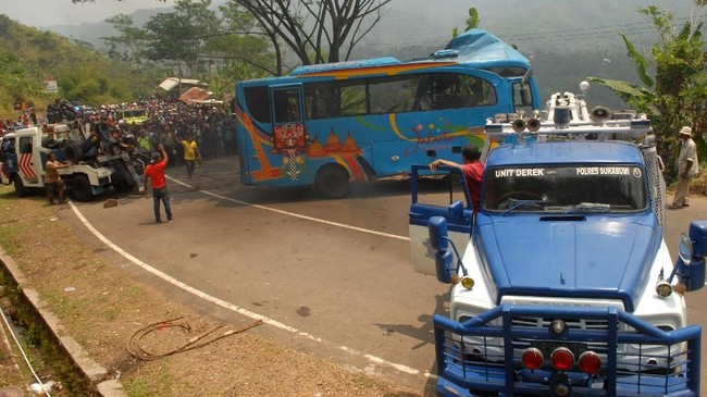 Polisi belum menetapkan tersangka kecelakaan bus di Sukabumi. Kabag Binops Ditlantas Polda Jabar AKBP Asep Pujiyono menyatakan polisi masih memeriksa saksi.