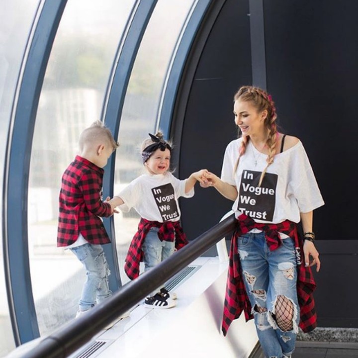 <p>Pakai busana senada, ibu dan anak ini kompak abis! (Foto: Instagram @yana_marsh)</p>