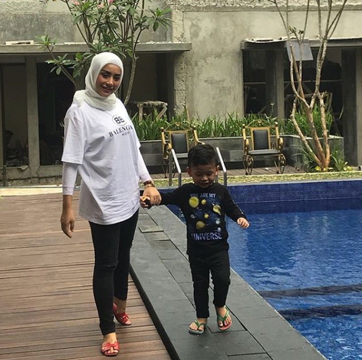 So sweet banget ya Arkan jalan sambil gandengan tangan sama bunda. (Foto: Instagram @shintabachir86_real)