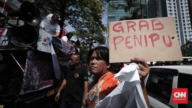 Peserta aksi unjuk rasa pengemudi ojek online aplikasi Grab di Kantor Grab, Kuningan Jakarta menolak bubar pukul 18.00 WIB dan melakukan razia pengendara Grab.