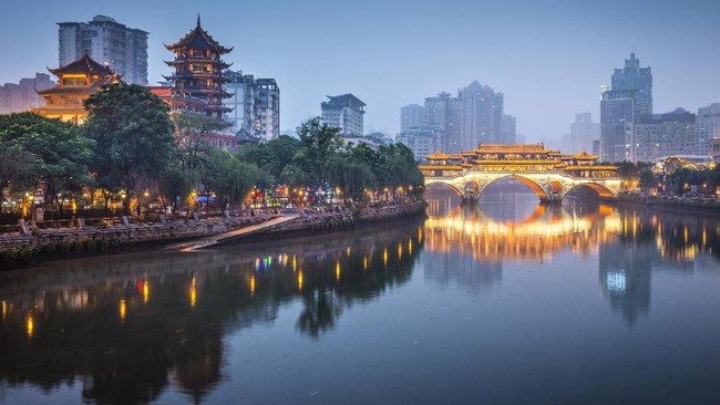 Staf konsulat AS bersiap meninggalkan Chengdu, China. Kepergian dilakukan setelah Beijing memaksa mereka tutup. 