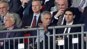 Detik-detik Momen Memalukan Mourinho Jatuh