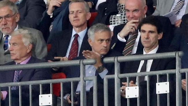 Manajer Manchester United Jose Mourinho mengalami momen memalukan setelah terjatuh di depan publik saat ingin menyaksikan laga timnas Inggris vs Spanyol.