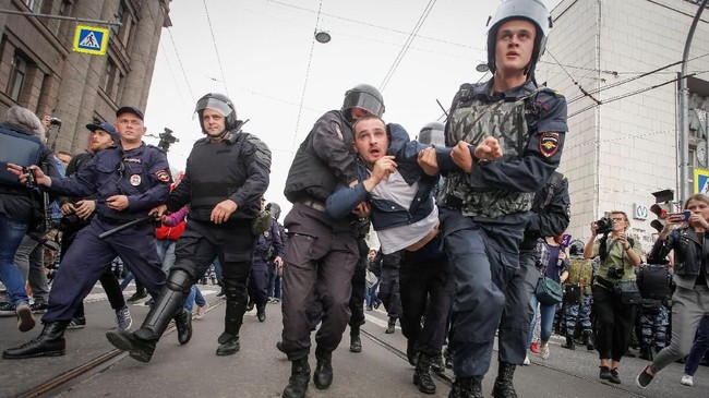 FOTO: Ramai-ramai Protes Kebijakan Pensiun Vladimir Putin