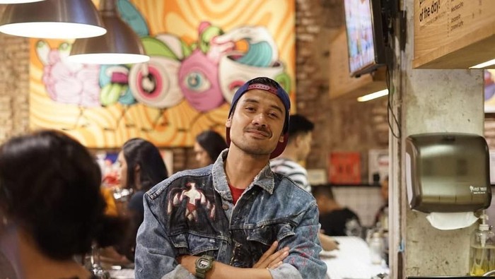 Chicco Jerikho olahraga sampai basah berkeringat.