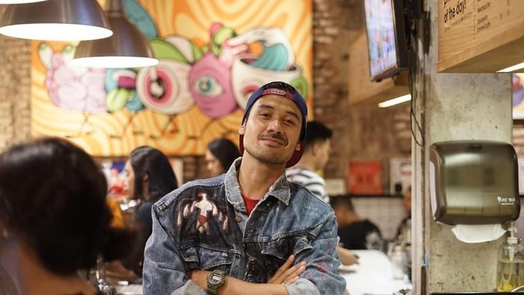 Chicco Jerikho olahraga sampai basah berkeringat.