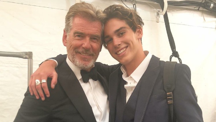 Anak bungsu Pierce Brosnan, Paris, ikut andil di New York Fashion Week. Apa yang dilakukan Paris bikin sang ayah bangga luar biasa.