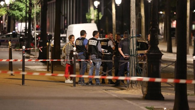 Tujuh luka akibat serangan pisau di Paris oleh warga Afghanistan namun polisi belum menemukan indikasi ini serangan terorisme.