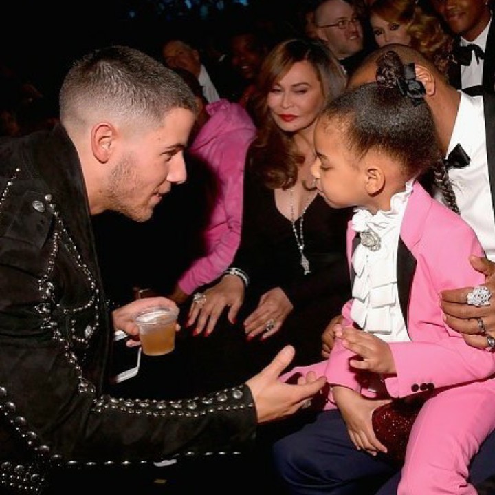 <p>Ketika Nick mencoba mendekati anak Beyonce, Blue Ivy. Hi-hi-hi. Kelak punya momongan Nick kayaknya sudah terbiasa 'merayu' buah hatinya nih. (Foto: Instagram/nickjonas)</p>