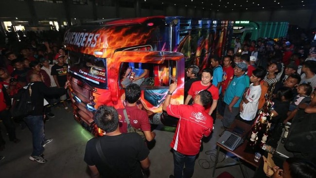 Bus pemilik pengusaha logistik asal Semarang dinobatkan sebagai 'The Best King of Truck Modification 2018'.