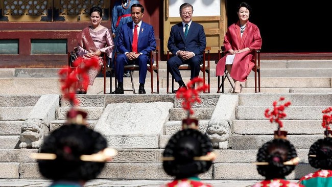 Presiden Joko Widodo mengajak 104 pengusaha dalam lawatannya ke Korea Selatan guna menemui investor asal Negeri Gingseng dan melakukan penjajakan bisnis.