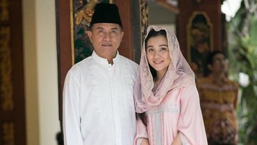 img-title Terpopuler: Potret Istri Yusril Ihza Mahendra VS Raffi Disemprot Mama Amy