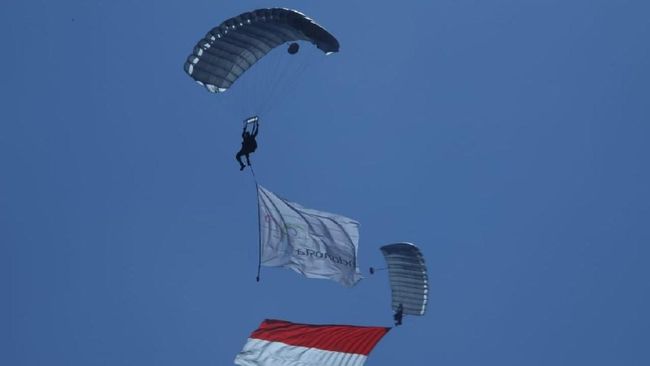 Aksi delapan penerjun payung menjadi salah satu penarik perhatian dalam rangkaian acara Sail Moyo Tambora 2018. 