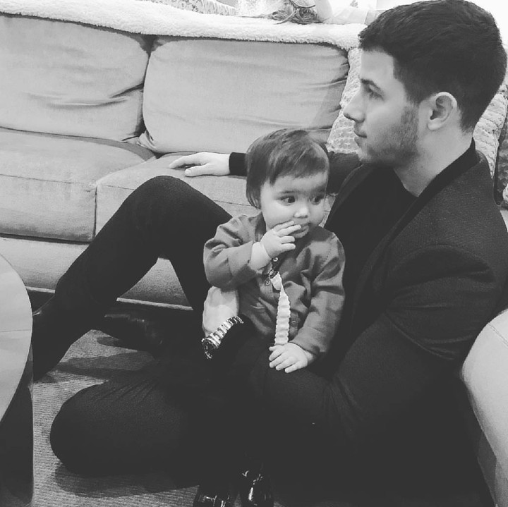 <p>Hmm, Nick Jonas sepertinya udah cocok jadi ayah ya, Bun, udah luwes banget memangku si kecil. (Foto: Instagram/nickjonas)</p>