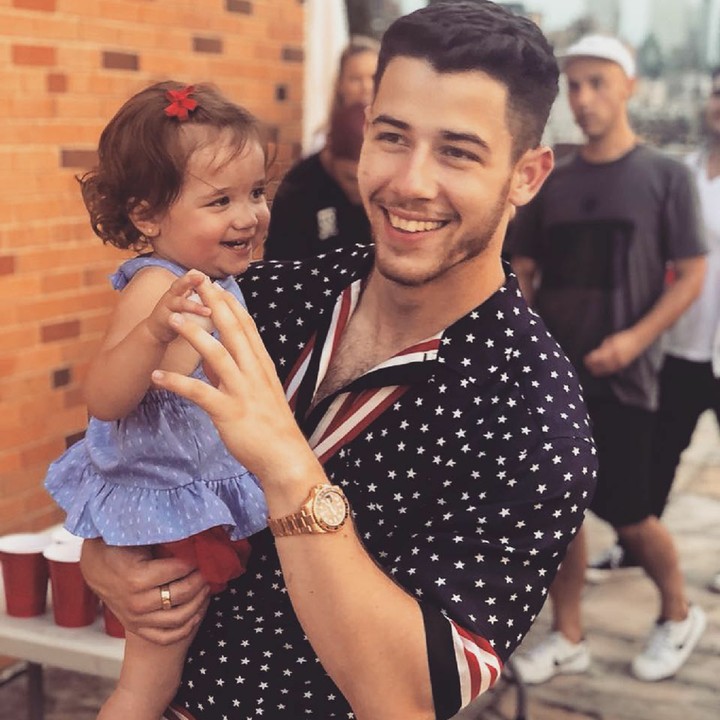 <p>Lihat, Bun, dari cara menggendong gadis kecil ini Nick memang kebapakan banget ya. (Foto: Instagram/nickjonas)</p>