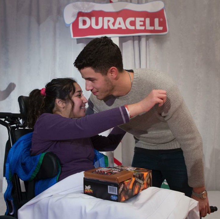 <p>Nick juga sering berpartisipasi dalam kegiatan yang melibatkan anak-anak. So sweet! (Foto: Instagram/nickjonas)</p>