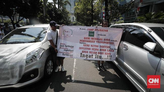 Pengemudi Tolak Aplikator Jadi Perusahaan Transportasi Pengemudi taksi daring menyatakan mereka tetap ingin mempertahankan hubungan kemitraan dan menolak monopoli tarif.